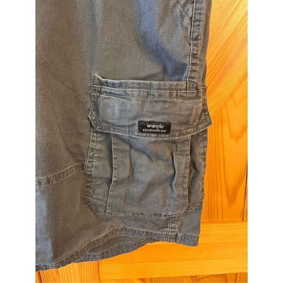 Wrangler Mens 42 Relaxed Fit Flat Front Cargo Shorts Gray (3187) - Picture 2 of 6